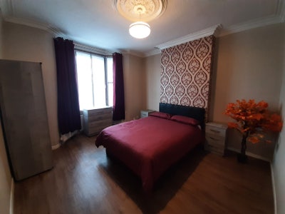 Large GROUND floor room in West Bromwich Main Photo