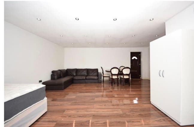 1 Bedroom Outhouse Available in Ilford IG4 5EE Main Photo