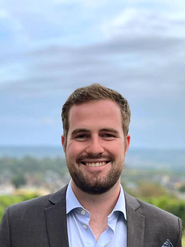 Professional looking for short term room Mon-Thu Main Photo