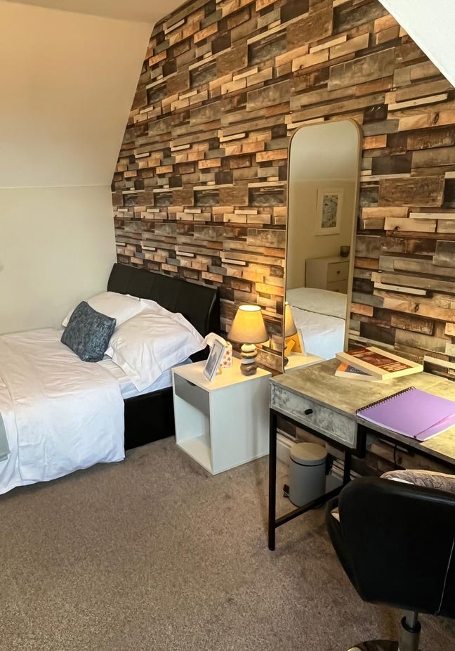  ⭐ Beautiful Double Room in Crawley Town Centre  Main Photo