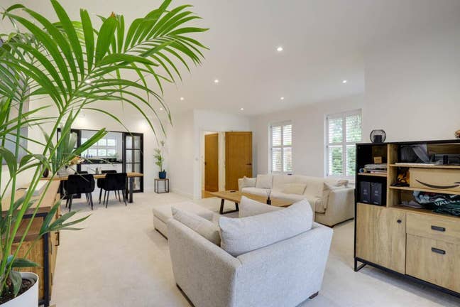 Double bedrooms available in Caversham Main Photo