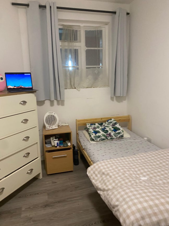 Sing;e room in town centre Main Photo