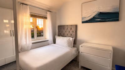 Sunny Room in the Heart of Horsham 🌅 Main Photo