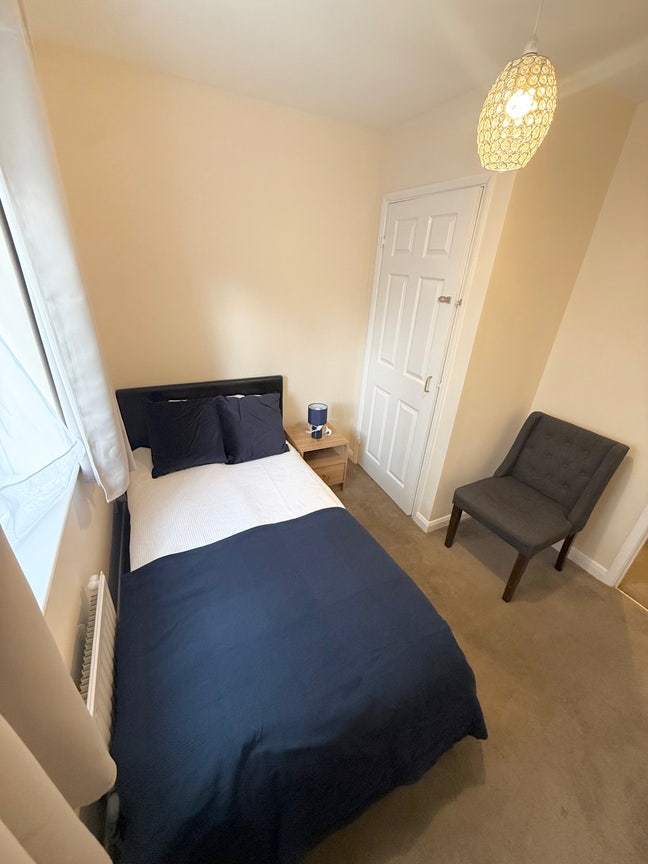 Beautiful Single room (Close to town/M4/Uni) Main Photo