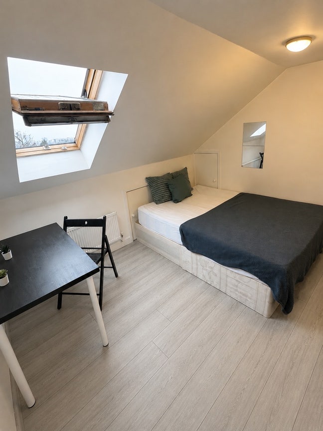 Stunning Double in a Massive Villa, Ready to Move  Main Photo