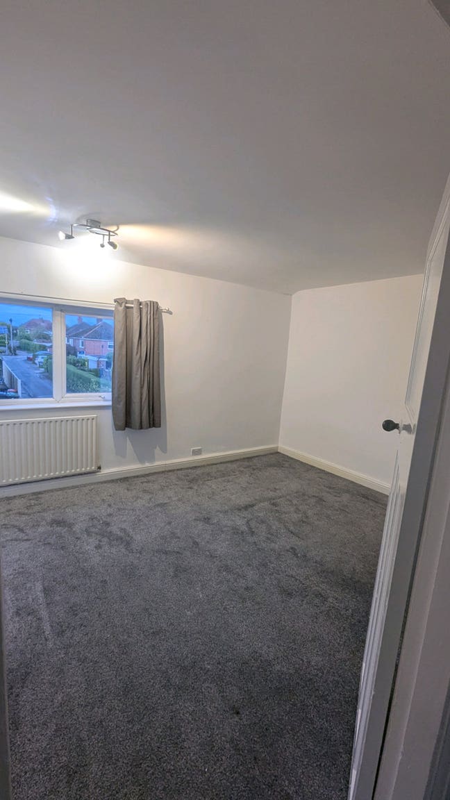 Large Spare Room in 3 Bedroom House in Beeston Main Photo