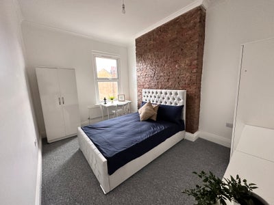 Double Room Prime Location Next to Queen's Park Main Photo