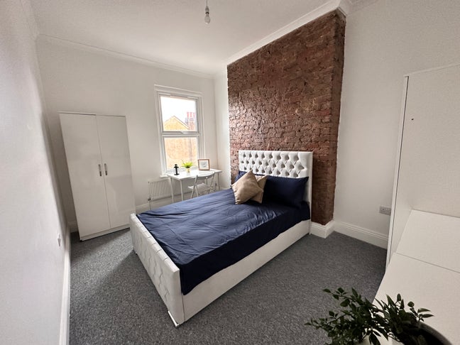 Double Room Prime Location Next to Queen's Park Main Photo