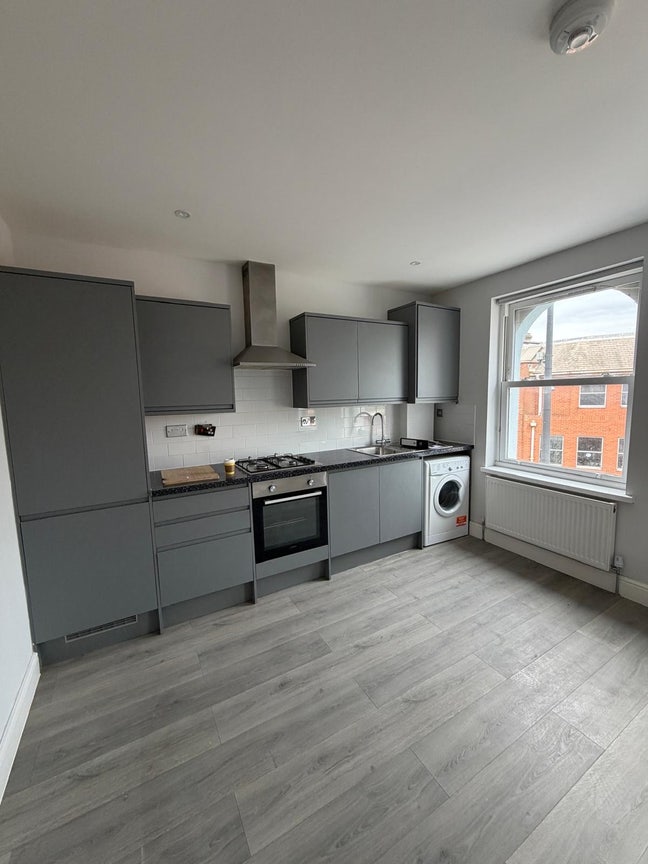 Newly finished 1-bedroom flat, next to tube Main Photo