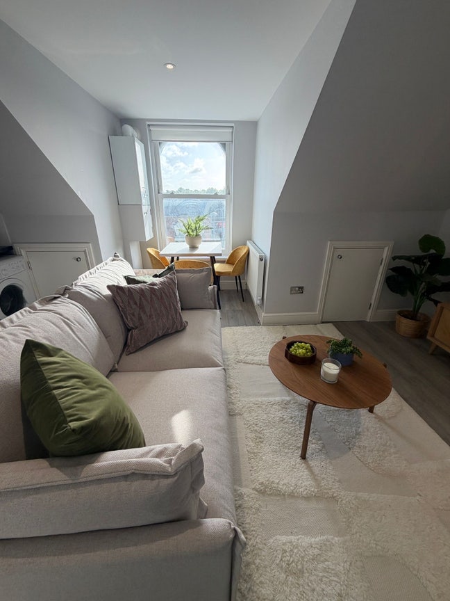 Beautifully renovated Flat next to Tube Main Photo