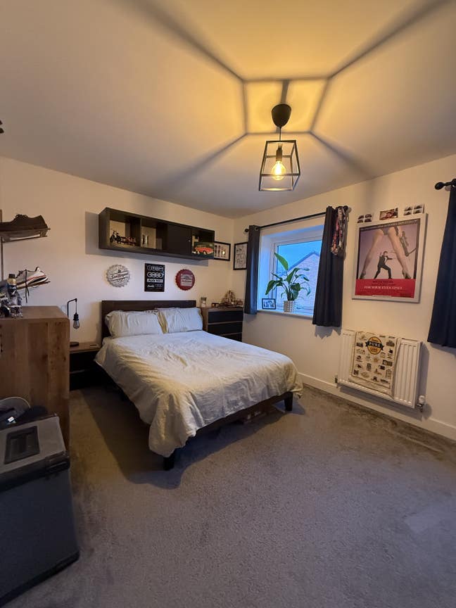 Spacious bedroom in 2 bedroom house with garden Main Photo