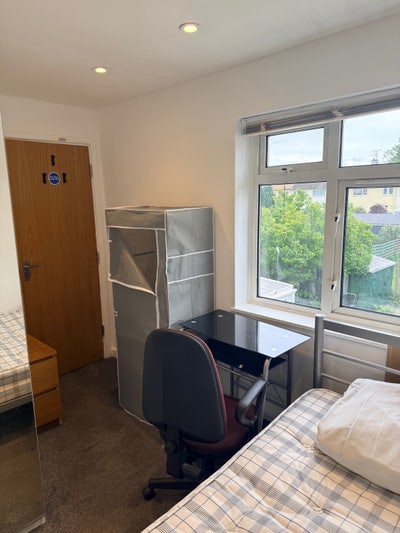 Double Room Close to City Centre Main Photo