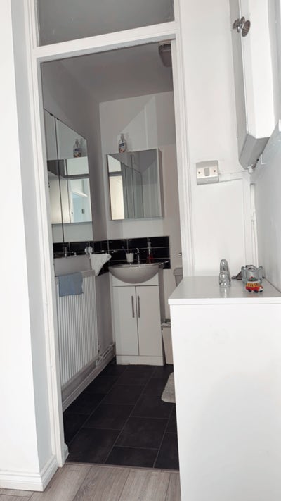 Spacious double bedroom  Main Photo