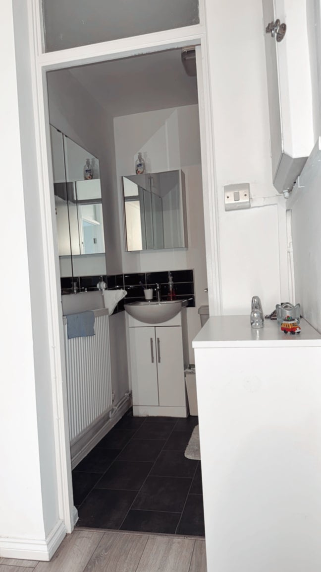 Spacious double bedroom  Main Photo