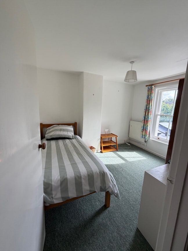Room available near Mill Road Main Photo