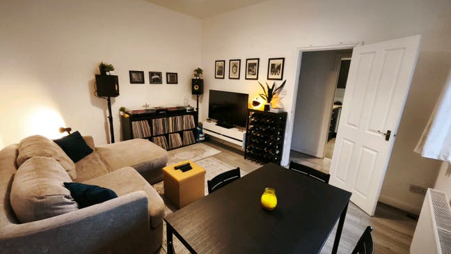 Double room in a 2-bed house Main Photo