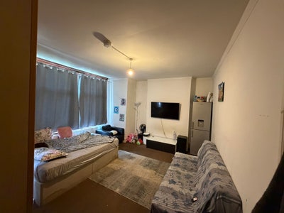 Two rooms free in big house  Main Photo