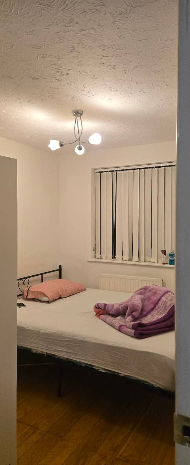 Spacious double bedroom Main Photo