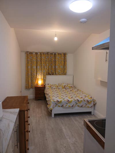 Self contained studio for rent off London Road Main Photo