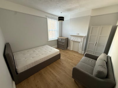 Double Room to Let Main Photo