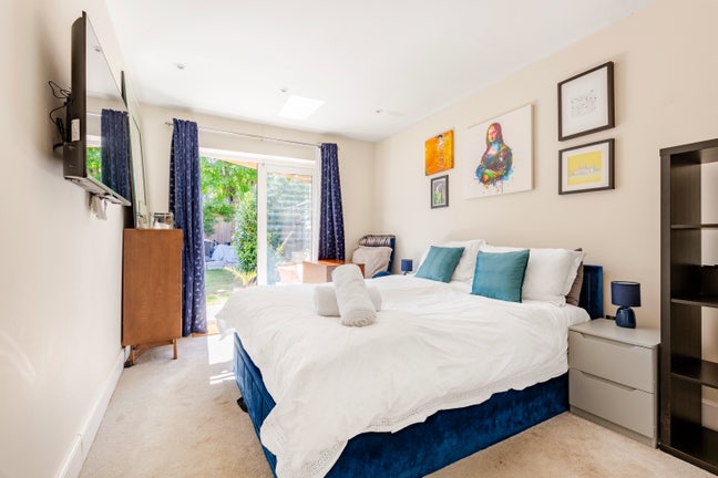 Large en-suite garden room  Main Photo
