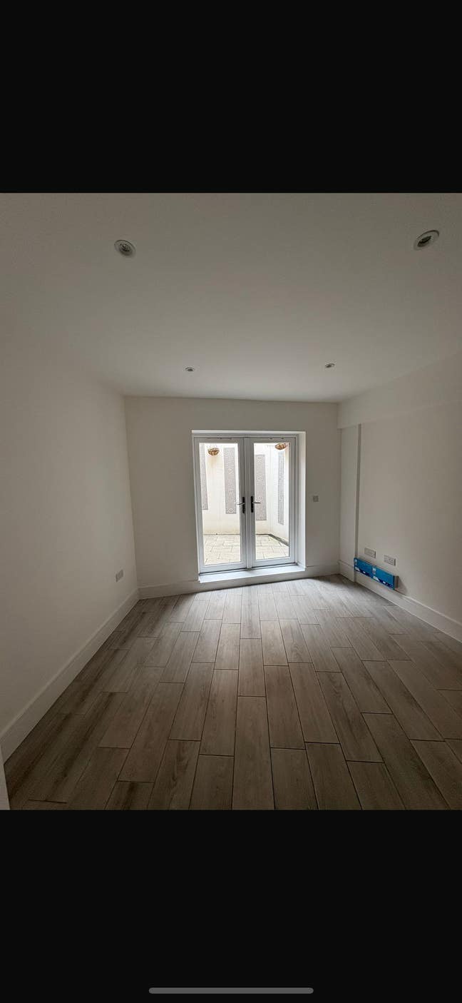 Spacious double bedroom with access to garden Main Photo