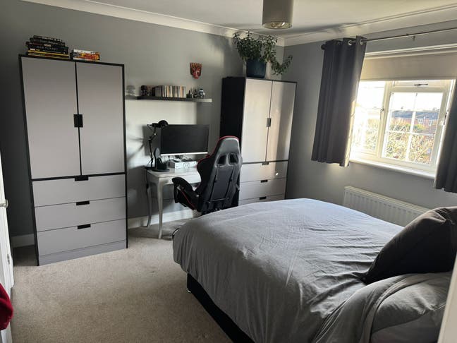 Large double room to rent Main Photo