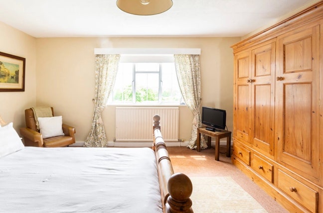 Large room in country cottage Main Photo