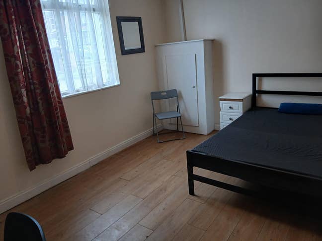 ST6/Burslem. Large Double + TV + Sofa. Parking Main Photo