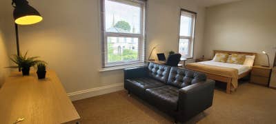  Large Light & Bright Double Ensuite with Parking  Main Photo