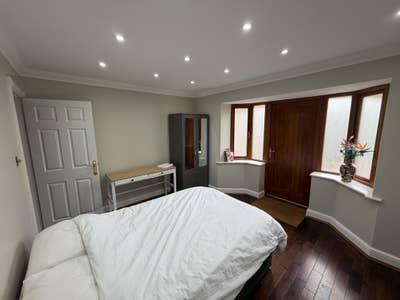 Self contained room with own entrance Main Photo