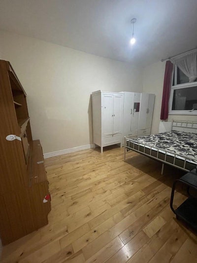 Room available near Ilford lane  Main Photo