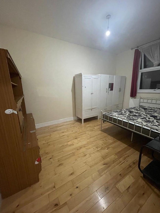 Room available near Ilford lane  Main Photo