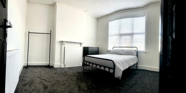 Bright spacious double room to let Main Photo