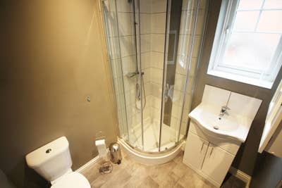 Stunning House within walk to Reading West Main Photo
