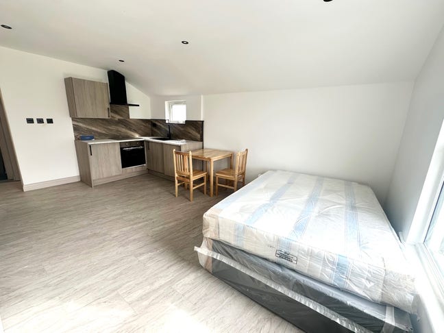 ***Bright and Spacious Studio to Rent, NW4*** Main Photo