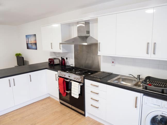 Good Sized Ground Floor Double- Free Parking🚗 Main Photo