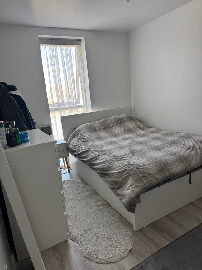Spacious Double Room Available – East London-E14  Main Photo