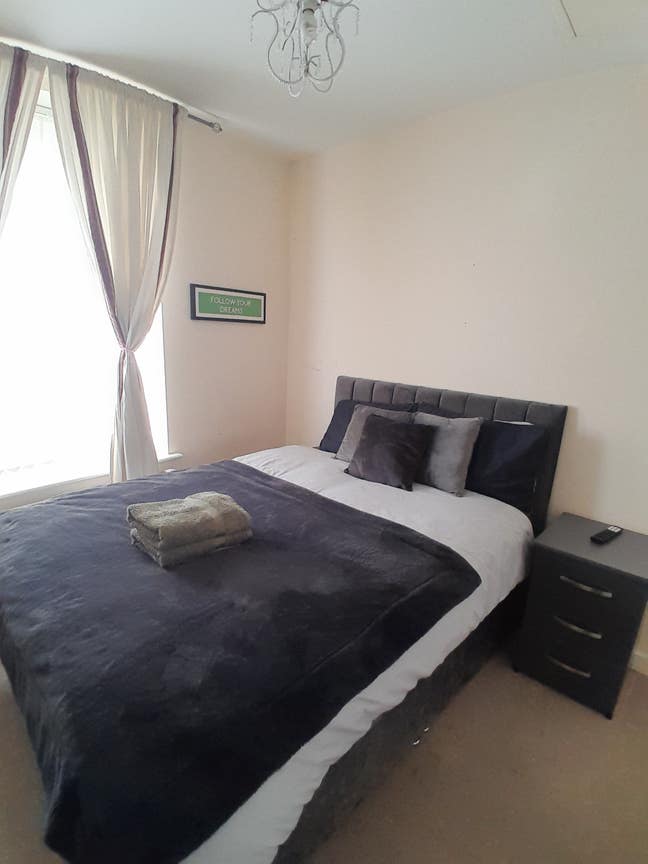 Warm, peaceful home for professionals in Mcr Main Photo