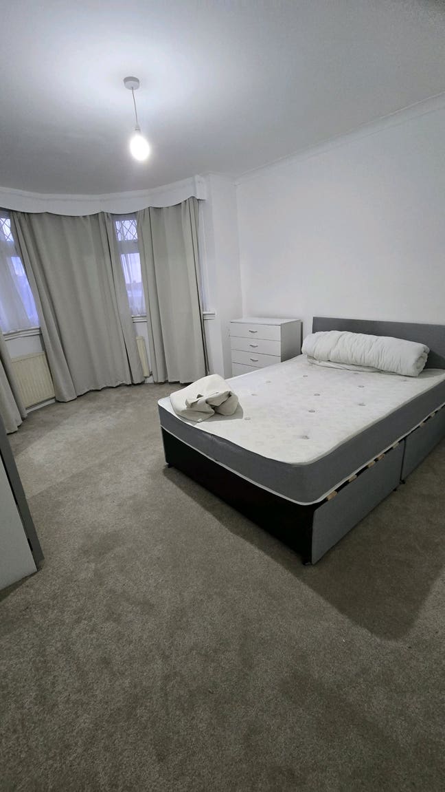 Large Double Room in a spacious clean house Main Photo