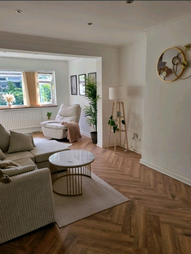 Large Double Room in a spacious clean house Main Photo