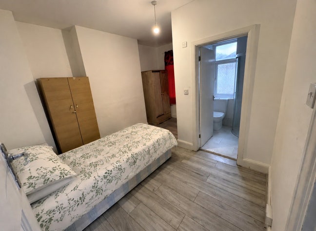 Furnished studio Flat to rent in Pinner (HA5)  Main Photo