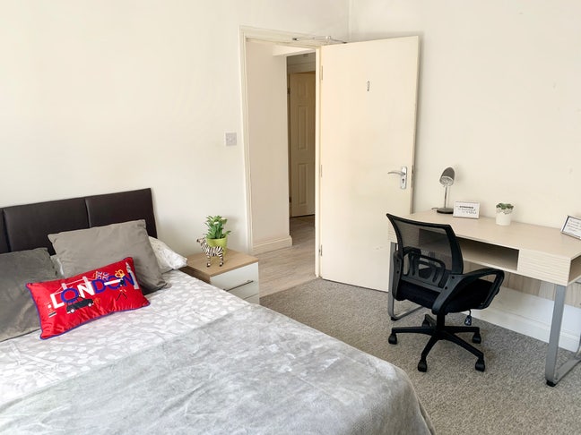 Double with 100% Private Bathroom-10 Mins to Tube  Main Photo