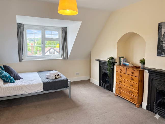 Large Top-Floor Room Ultra Privacy in Norbury! ☀️ Main Photo