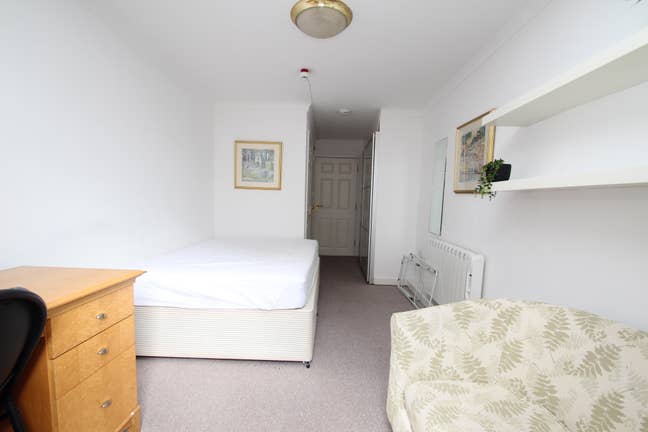 Small Studio Flat With En Suite Parking Main Photo