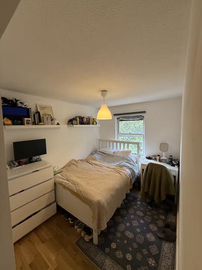 Spacious double room in Oval Main Photo