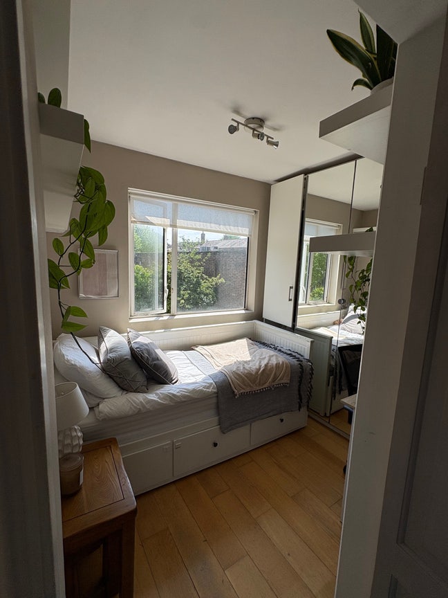 Single room in bright Shepherds Bush flat Main Photo
