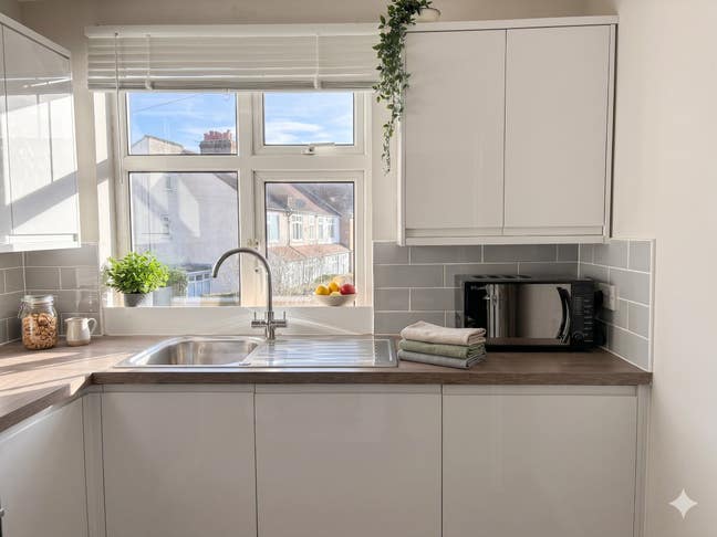 Top Floor Double with Kitchenette + Shared Bath Main Photo