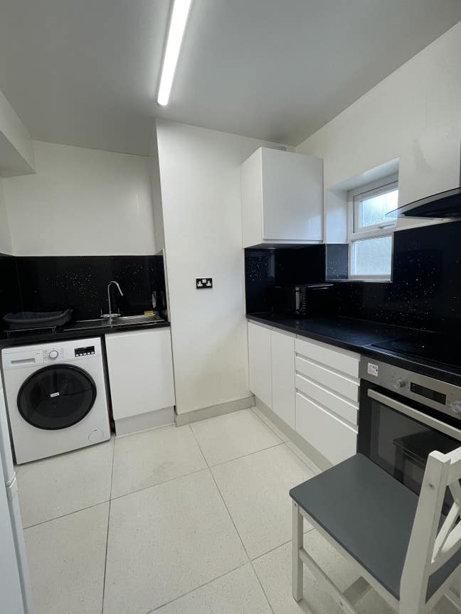 1 Bed Flat - All bills included! Available Now! Main Photo