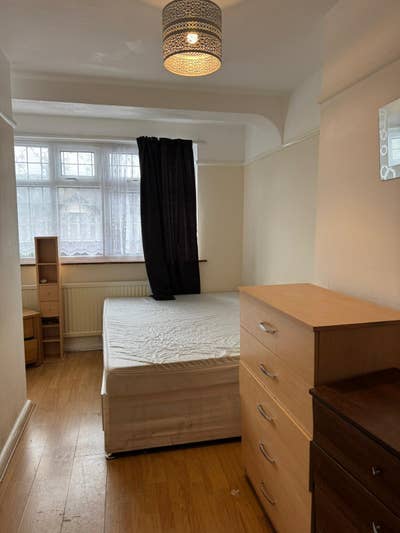 Large Double Room with Private Toilet – IG11 Main Photo